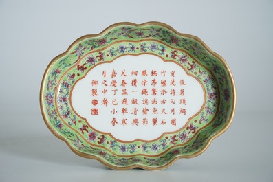 Een Chinees famille rose op limoengroene fondkleur schoteltje met kalligrafie, Jiaqing merk, 19/20e eeuw