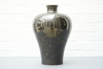 Un vase de forme meiping en porcelaine de Chine noire monochrome et dor&eacute;, marque de Qianlong, 19&egrave;me