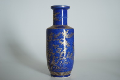 Een Chinese poederblauwe rouleau vaas met verguld decor, 19e eeuw