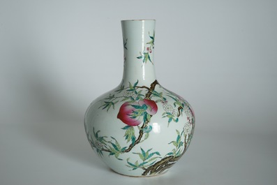 Un vase de forme tianqiu ping en porcelaine de Chine famille rose &agrave; d&eacute;cor de &quot;Neuf p&ecirc;ches&quot;, marque de Guangxu, 19/20&egrave;me