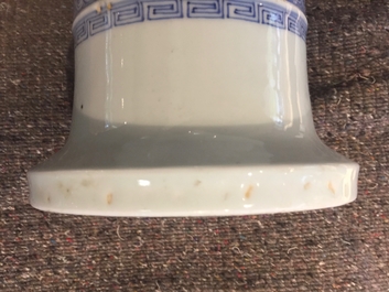 Un vase de forme rouleau en porcelaine de Chine bleu et blanc, 19/20&egrave;me