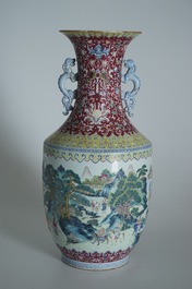 Een grote Chinese famille rose vaas, Qianlong merk, 19/20e eeuw