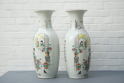 Une paire de grands vases en porcelaine de Chine famille rose &agrave; d&eacute;cor de figures et calligraphie, 19/20&egrave;me