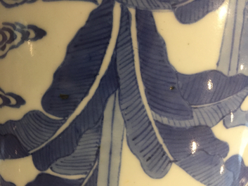 Un vase de forme rouleau en porcelaine de Chine bleu et blanc, 19/20&egrave;me