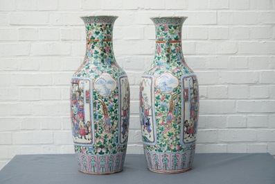 Une paire de grands vases en porcelaine de Chine famille rose, 19&egrave;me