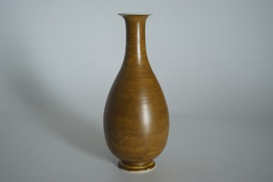 Un vase de forme yuhuchunping en porcelaine de Chine monochrome, Kangxi