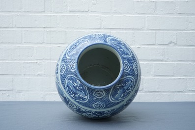Un vase en porcelaine de Chine bleu et blanc aux lions bouddhistes et pivoines, Ming, Wanli
