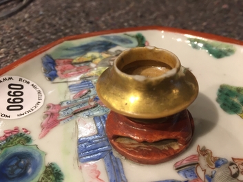 Une coupe octagonale en porcelaine de Chine famille rose, avec un br&ucirc;le-parfum miniature au centre, 19&egrave;me