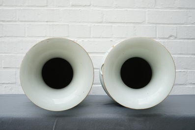 Une paire de vases en porcelaine de Chine famille rose aux gar&ccedil;ons jouants, 19/20&egrave;me