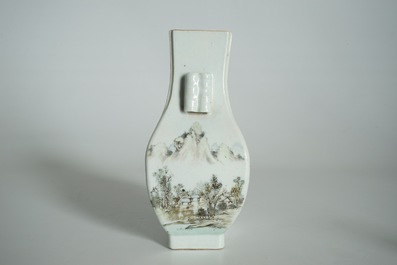 Un vase de forme fanghu en porcelaine de Chine qianjiang cai, 19/20&egrave;me
