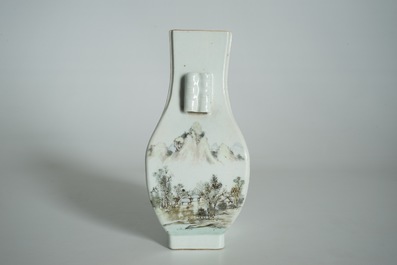 Un vase de forme fanghu en porcelaine de Chine qianjiang cai, 19/20&egrave;me