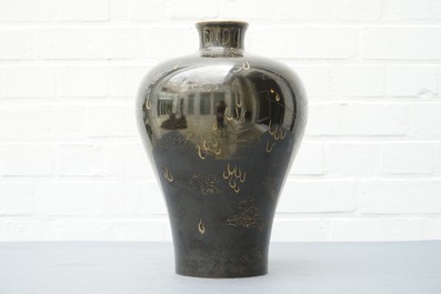 Un vase de forme meiping en porcelaine de Chine noire monochrome et dor&eacute;, marque de Qianlong, 19&egrave;me