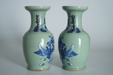 Een paar Chinese vazen met blauwwit figurendecor op celadon fondkleur, 19e eeuw