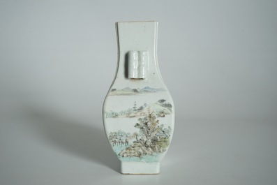 Un vase de forme fanghu en porcelaine de Chine qianjiang cai, 19/20&egrave;me
