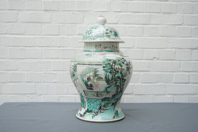 Un vase couvert de style Kangxi en porcelaine de Chine famille verte, 19/20&egrave;me