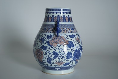 Un vase de fome hu en porcelaine de Chine &agrave; d&eacute;cor en rouge de cuivre et bleu, marque de Qianlong, 19&egrave;me
