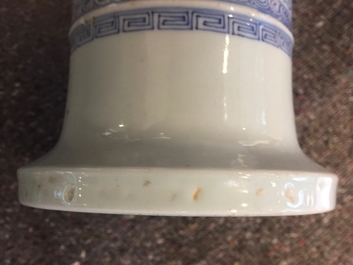 Un vase de forme rouleau en porcelaine de Chine bleu et blanc, 19/20&egrave;me