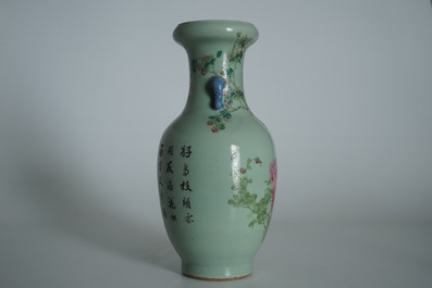 Een Chinese qianjiang cai vaas met celadon fond en olifanten als handgrepen, 19/20e eeuw