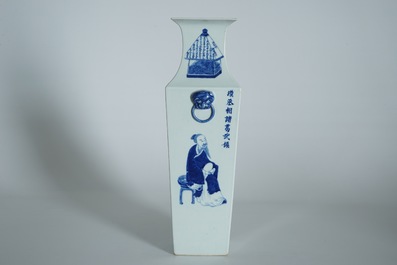 Un vase de forme carr&eacute; en porcelaine de Chine bleu et blanc &agrave; d&eacute;cor Wu Shuang Pu, 19th C.