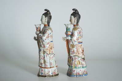Deux bougeoirs en forme de femme en porcelaine de Chine famille rose, Qianlong