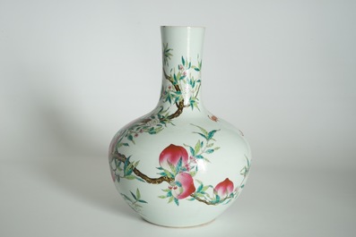 Un vase de forme tianqiu ping en porcelaine de Chine famille rose &agrave; d&eacute;cor de &quot;Neuf p&ecirc;ches&quot;, marque de Guangxu, 19/20&egrave;me