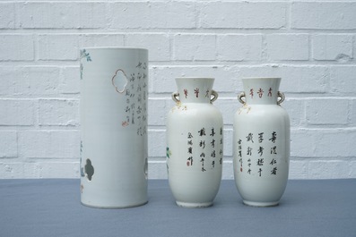 Un plat et une paire de vases en porcelaine de Chine famille rose et un porte-chapeau qianjiang cai, 19/20&egrave;me