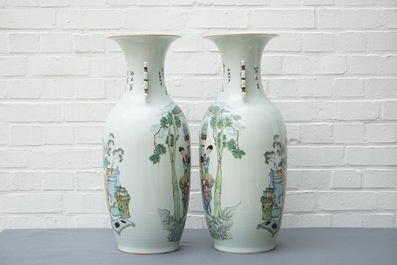 A pair of tall Chinese famille rose vases with figures and antiquities, 19/20th C.
