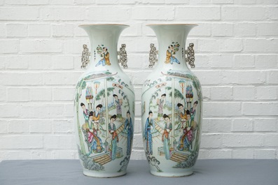 Une paire de grands vases en porcelaine de Chine famille rose, 19/20&egrave;me