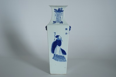 Een vierkante Chinese blauwwitte vaas met Wu Shuang Pu decor, 19e eeuw