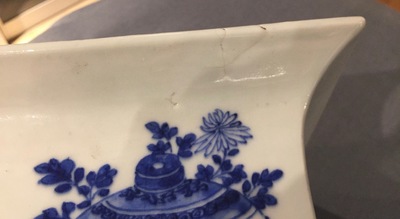 Un vase de forme carr&eacute; en porcelaine de Chine bleu et blanc &agrave; d&eacute;cor Wu Shuang Pu, 19th C.