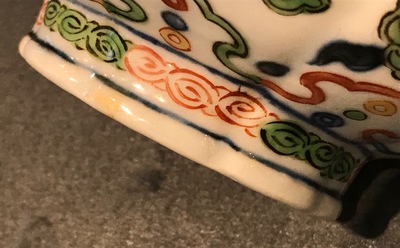 Un vase aux dragons en porcelaine de Chine, marque de Wanli, 19/20&egrave;me