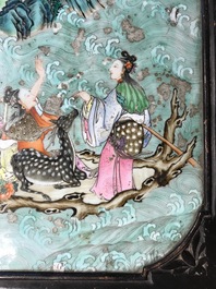 Une plaque en porcelaine de Chine famille rose mont&eacute; en table, 19&egrave;me