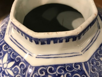 Un vase de forme balustre en porcelaine de Chine bleu et blanc, &eacute;poque Transition