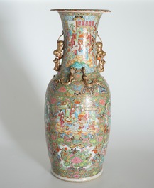 Un tr&egrave;s grand vase en porcelaine de Chine famille rose de Canton, 19&egrave;me