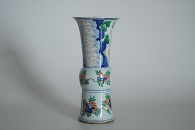 Un vase en porcelaine de Chine wucai de forme gu, Shunzhi, &eacute;poque Transition