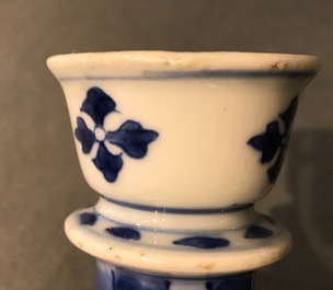 Un vase ou base de huqqah en porcelaine de Chine bleu et blanc, Kangxi