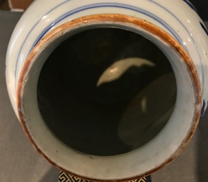 Un vase en porcelaine de Chine bleu et blanc &agrave; d&eacute;cor d'un qilin, Shunzhi, &eacute;poque Transition