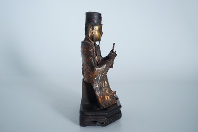 Een Chinese deels vergulde en polychrome bronzen figuur van Wenchang Dijun op houten sokkel, Ming