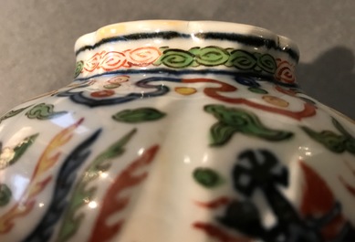 A Chinese wucai dragon vase, Wanli mark, 19/20th C.