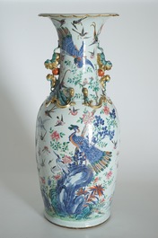 Un tr&egrave;s grand vase en porcelaine de Chine famille rose &agrave; d&eacute;cor d'un paon, 19&egrave;me