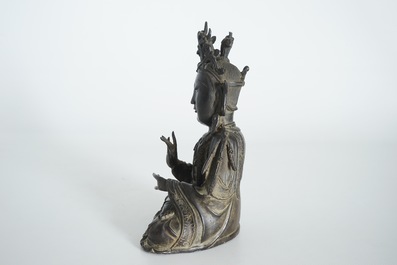 Een Chinese bronzen figuur van een zittende Guanyin, Ming