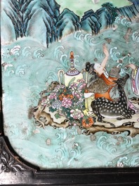 Een Chinese famille rose plaquette in een houten tafel gevat, 19e eeuw