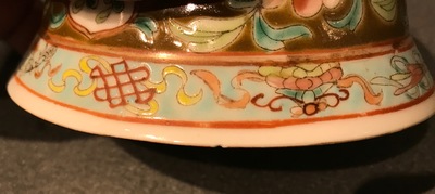 Une paire de bols couverts en porcelaine de Chine famille rose pour le march&eacute; Straits ou Peranakan, 19/20&egrave;me