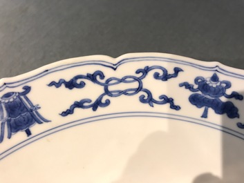 Un bol de forme conique en porcelaine de Chine bleu et blanc, marq et &eacute;poque de Kangxi