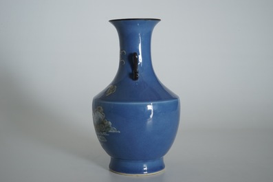 Un vase en porcelaine de Chine &agrave; d&eacute;cor de lapins et papillons sur fond bleu, 19&egrave;me