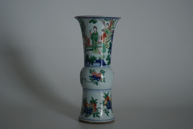 Un vase en porcelaine de Chine wucai de forme gu, Shunzhi, &eacute;poque Transition