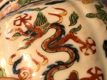 Un vase aux dragons en porcelaine de Chine, marque de Wanli, 19/20&egrave;me