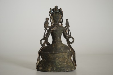 Een Chinese gelakte bronzen figuur van een Guanyin, Ming