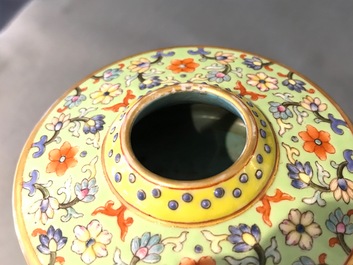 Un vase en porcelaine de Chine famille rose sur fond vert citron, marque de Qianlong, 20&egrave;me