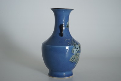 Een Chinese vaas met decor van konijnen en vlinders op een blauwe fondkleur, 19e eeuw